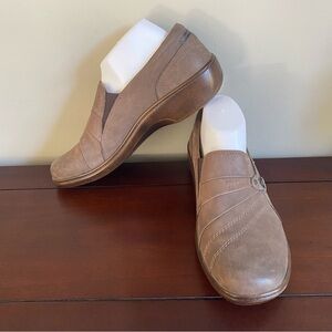 Aravon By New Balance Brown Leather
Clogs Womens Sz 11